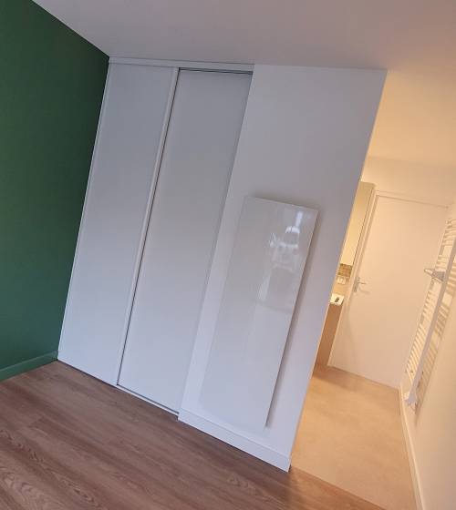 La chambre et la salle de douche