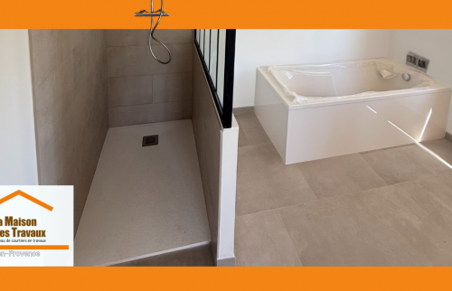 Salle d’eau moderne à Éguilles avec douche à l’italienne et baignoire, finitions soignées.