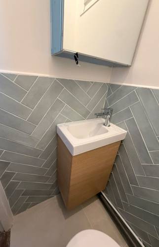 Vasque d'angle et carrelage chevron, WC suspendus 