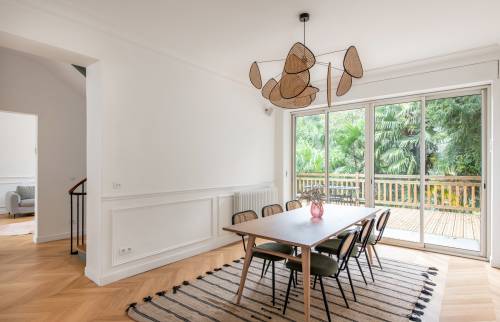 Une table en bois massif pour une salle à manger conviviale