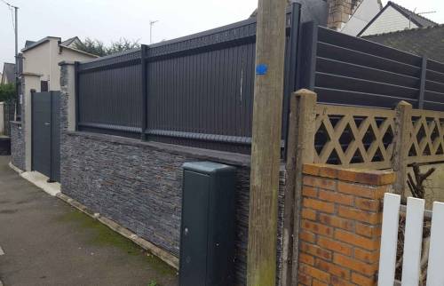 clôture en aluminium sur muret