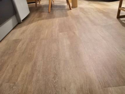 Pose de revêtement sols en Lames PVC imitation bois