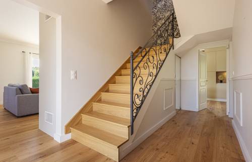Escalier rénové et habillé en chêne de fil