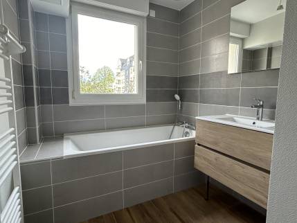 Salle de bain avec baignoire (Caen 14000)