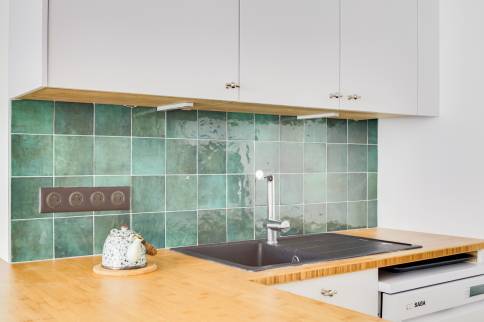 Cuisine blanche et verte : réagencement et rénovation dans un appartement lyonnais, quartier Tête d’Or