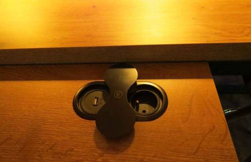 Prise et usb intégrées au plan de travail