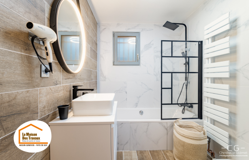 aménagement intérieur Gex, salle de bain fonctionnelle Divonne-les-Bains, meuble vasque design Saint-Genis-Pouilly, miroirs lumineux Ferney-Voltaire, optimisation espace Péron, rénovation