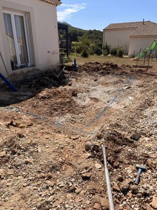 Terrain avant la construction d'une extension de maison en maçonnerie - Ourches 26120