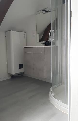 Après travaux : salle d'eau dans studio centre-ville Amiens