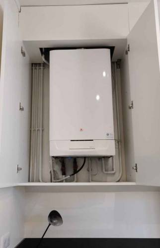 Chauffe eau intégré dans un meuble haut en toute discrétion - Paris