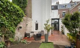 La touche finale d'un jardin aligné avec la rénovation des façades