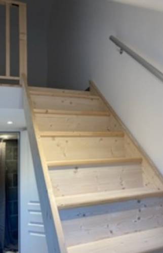 Escalier pin passif avec rampe de sécurité pour montée à la cuisine - Cergy - 95000 -