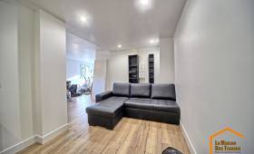 Aménagement grand salon avec home vidéo après travaux d'ouverture cloison et pose faux-plafond à Mouroux (77120)