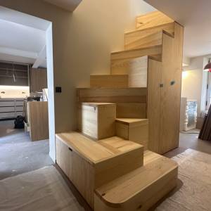 Escalier intérieur créé grâce à une trémie – appartement rénové par Camille AUDER