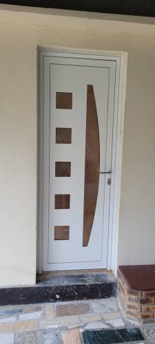 Nouvelle porte d'entrée d'une maison rénovée - Combs-la-Ville 77380