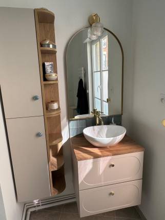  Meuble vasque bois massif, vasque à poser et miroir arqué laiton, salle de bain Paris 19.