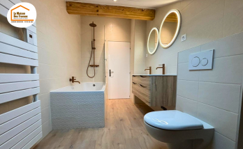 faïence salle de bains texturée, parquet salle de bain, baignoire moderne salle de bain, rénovation intérieure Nantua, salle de bain sous pente