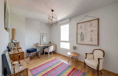 Rénovation d'une chambre en gris avec les menuiseries en blanc à Coutances