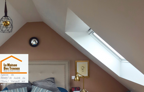 Création d’une ouverture de toit avec Velux, placo et isolation renforcée.