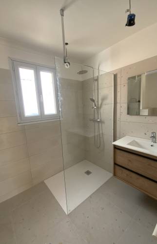 nouvelle salle de bain avec douche rénovée La Maison Des Travaux Ales