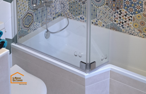 Installation d’un meuble vasque suspendu et miroir rond dans une salle de bain moderne rénovée à Fumel 47500.