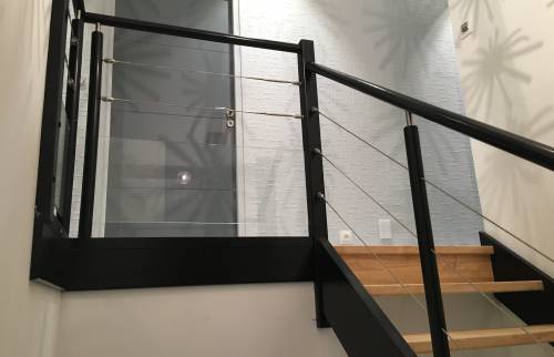 Rampe d'escalier ouvert en inox avec 5 filins sécurisés pour accès à l'étage marches en hêtre massif maison de Douarnenez (29100