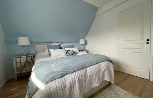 Chambre mansardée bleu et sa porte d'entrée