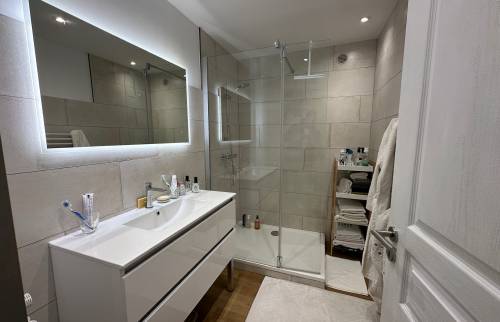 Salle de bain moderne La Maison Des Travaux Nimes