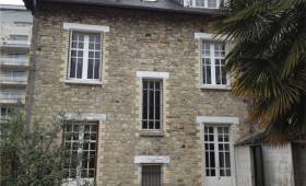 Fenêtres et portes avant rénovation à Aydat 