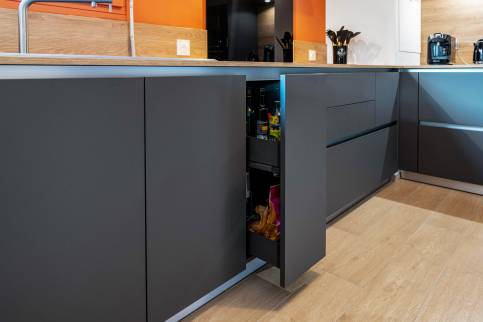 Projet de cuisine gris anthracite et Orange avec verrière, Lyon quai de Saone : zoom meubles