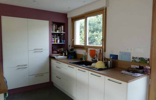 Espace rangement cuisine PVC laque blanc et intégration placard et étagères - Trilport - 