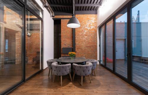 Salle à manger donnant sur le patio