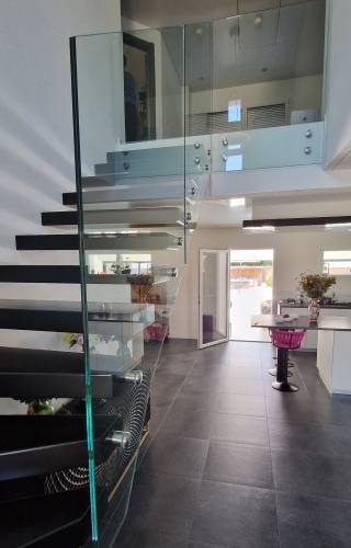 Garde-corps en verre sur escalier à limon caché à Rixheim