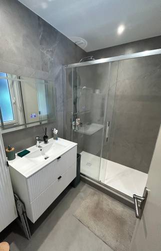 salle de bain avec avec nouveau carrelage, nouveau meuble et nouvelle douche