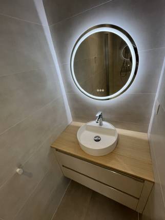  Création de salle d'eau avec pose d'un meuble à vasque posée et miroir - Nantes 44000