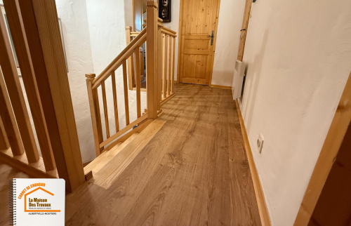 sol PVC imitation parquet, artisan pose sol PVC, La Maison des Travaux Moûtiers, moderniser intérieur maison, revêtement sol facile à entretenir