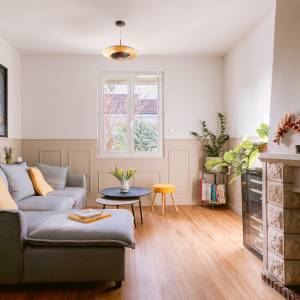 Rénovation maison 80m² Le Bouscat salon lumineux avec verrière et cheminée Raphaëlle Baujet
