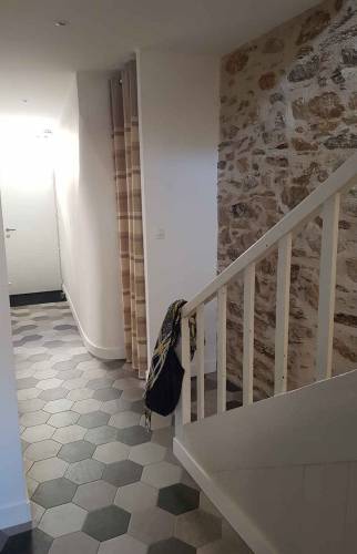 couloir rénové mur de pierres apparentes