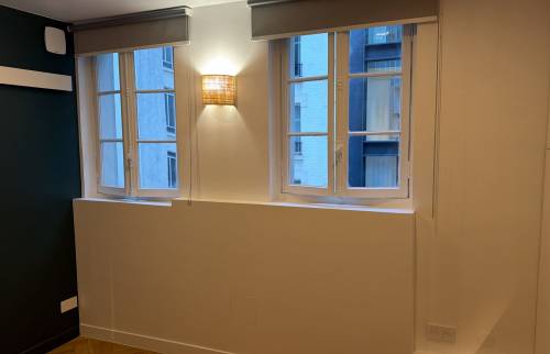 Kitchenette moderne installée à la place d’un ancien placard