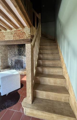 L'escalier bois avec marches, contre-marche et rambarde