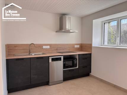 Cuisine moderne réalisée dans une maison entièrement rénovée à Saint-Gildas-de-Rhuys