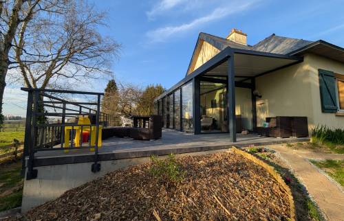 Aperçu de la terrasse avec la véranda - Un espace extérieur harmonieux et design