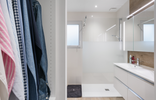 Salle de bain avec douche à l'italienne à Vertou