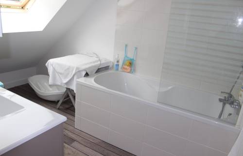 Baignoire d’une salle de bains sous combles à Cholet