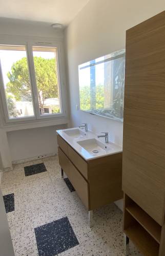 Salle de bain à l'étage rénovée à Alès