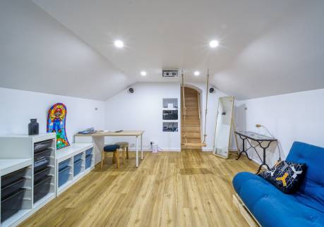 Salle de jeux, salle télé ou chambre d'amis, au choix ! 
