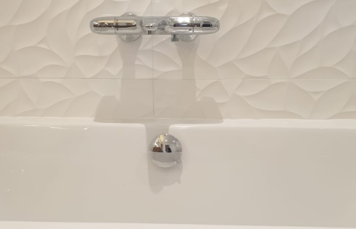 baignoire carrelage texturé blanc