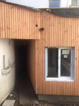 Pose d'un bardage à faux clairevoie sur extension de maison - Nantes 44