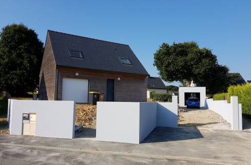 Fin des travaux de construction du garage, travaux de maçonnerie et d'enduit avant réalisation des enrobés