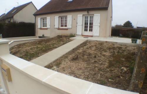 Terrasse crée le long du pignon et chemin d'accès à BLOIS (41)